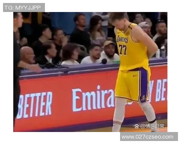 雄鹿与独行侠激战正酣球场上演精彩对决引发球迷热议